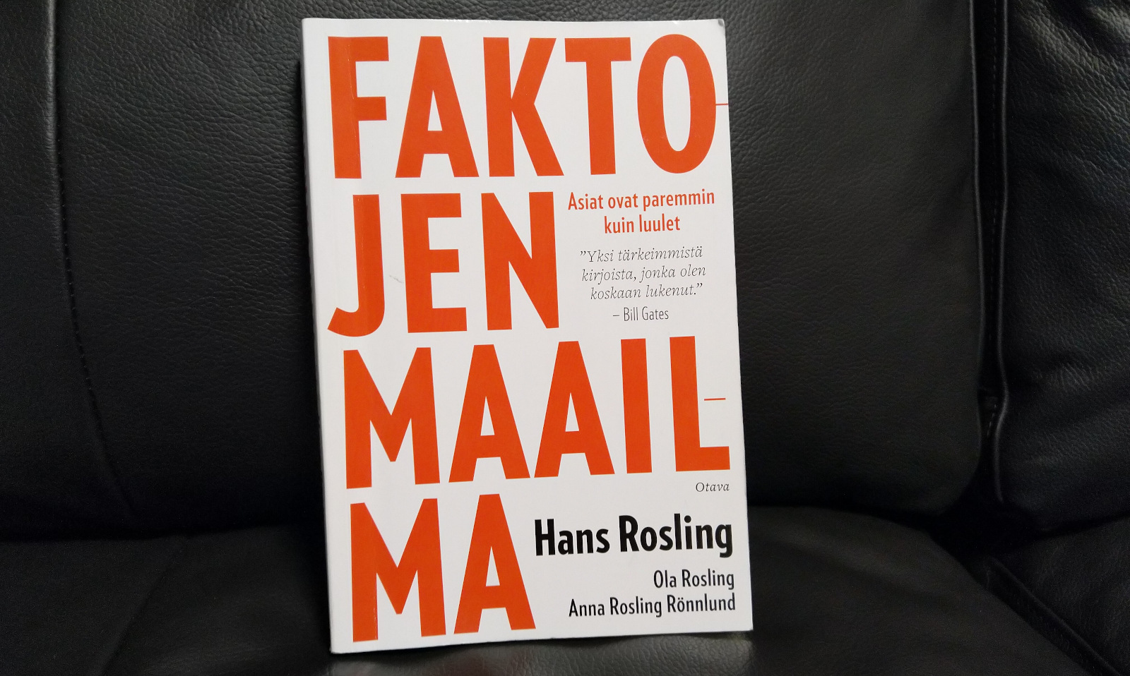 Faktojen maailma -kirjan kansi Faktojen maailma -kirjan kansi