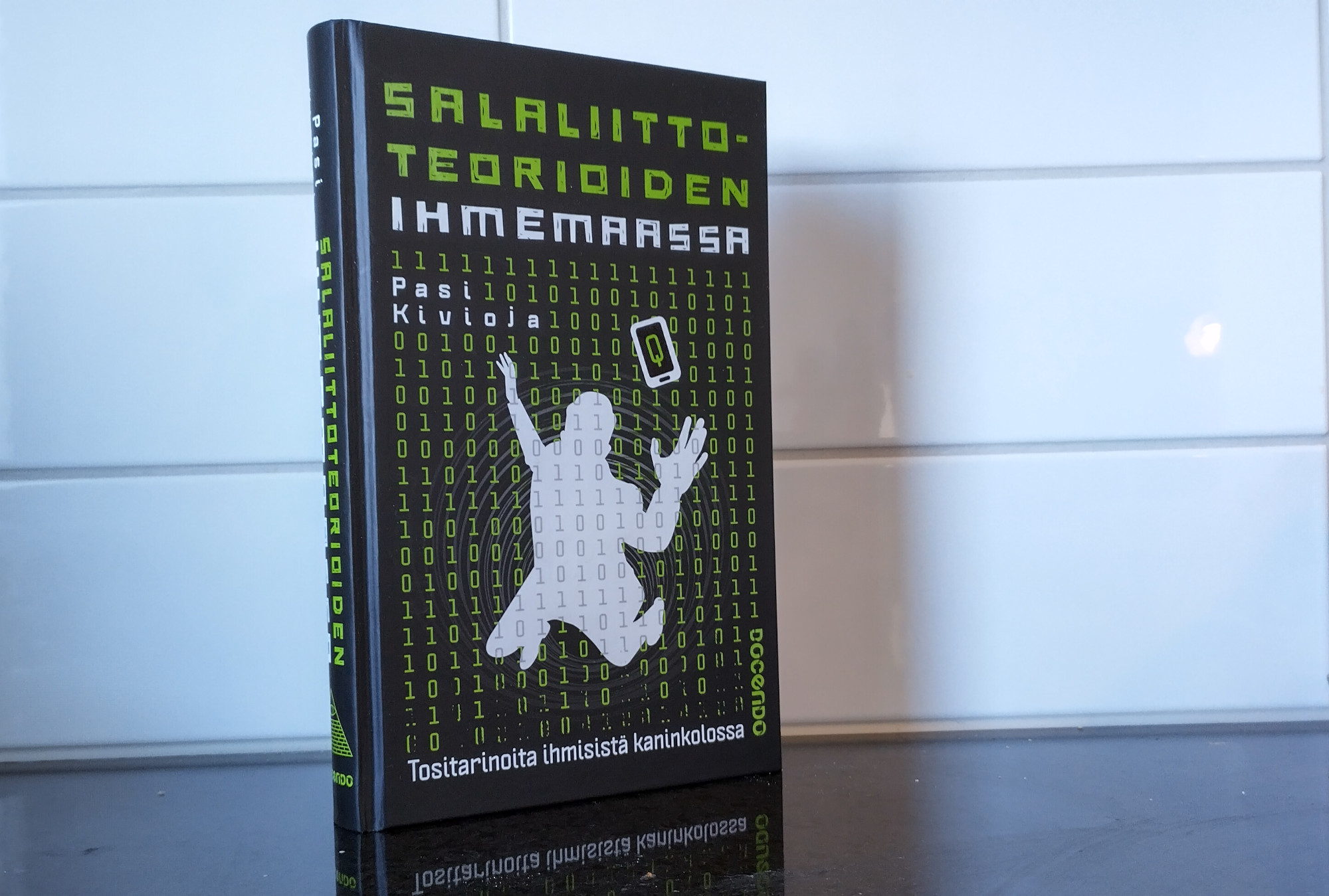 Salaliittoteorioiden ihmemaassa – tositarinoita ihmisistä kaninkolossa – kirja Salaliittoteorioiden ihmemaassa – tositarinoita ihmisistä kaninkolossa – kirja