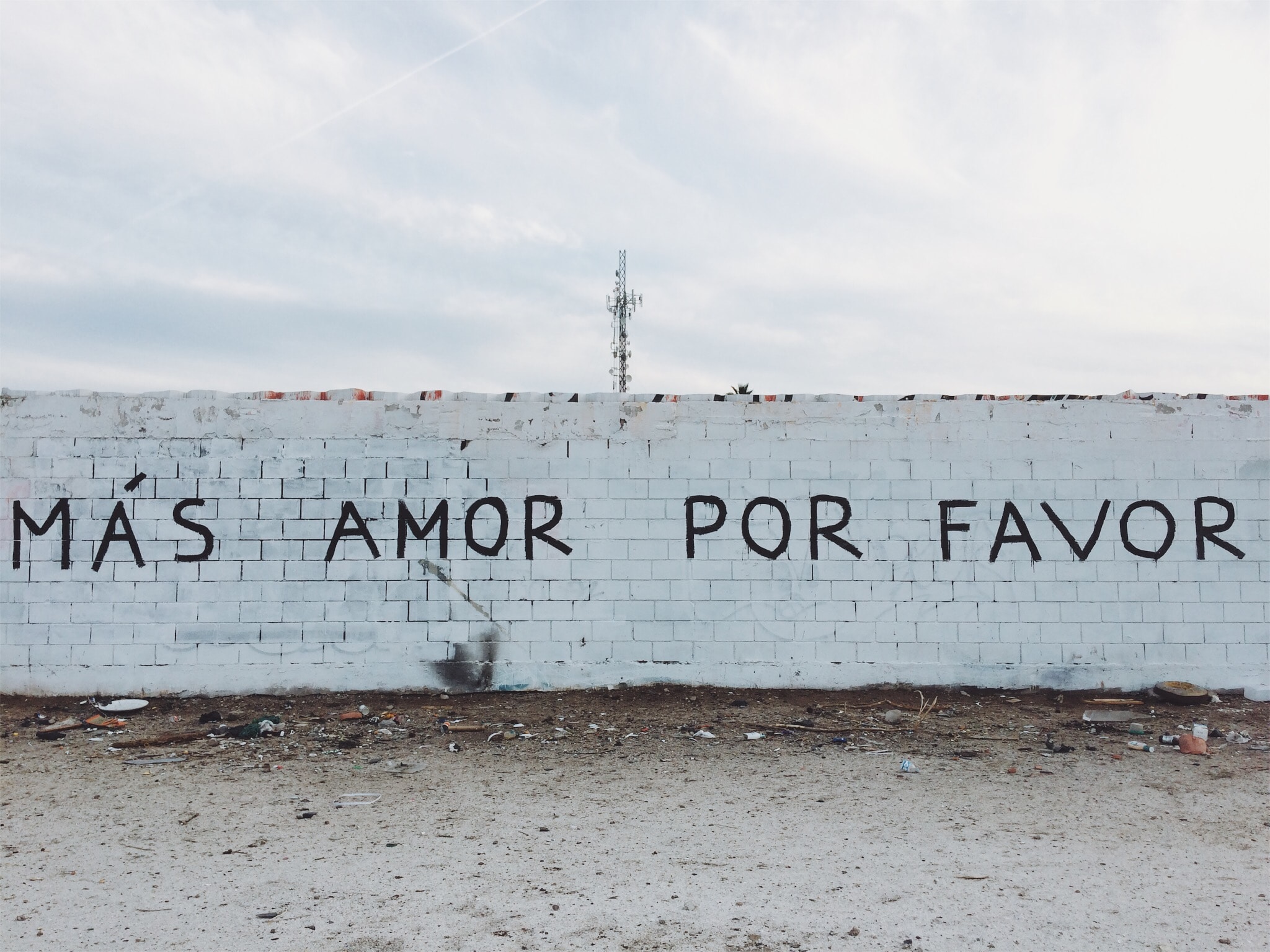 Más amor por favor Teksti espanjalaisessa muurissa: Más amor por favor