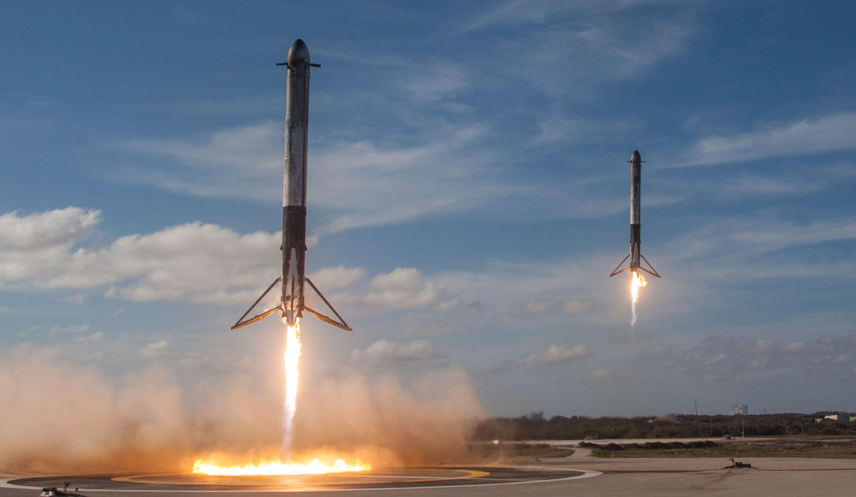Falcon heavy laskeutuu Falcon heavy laskeutuu