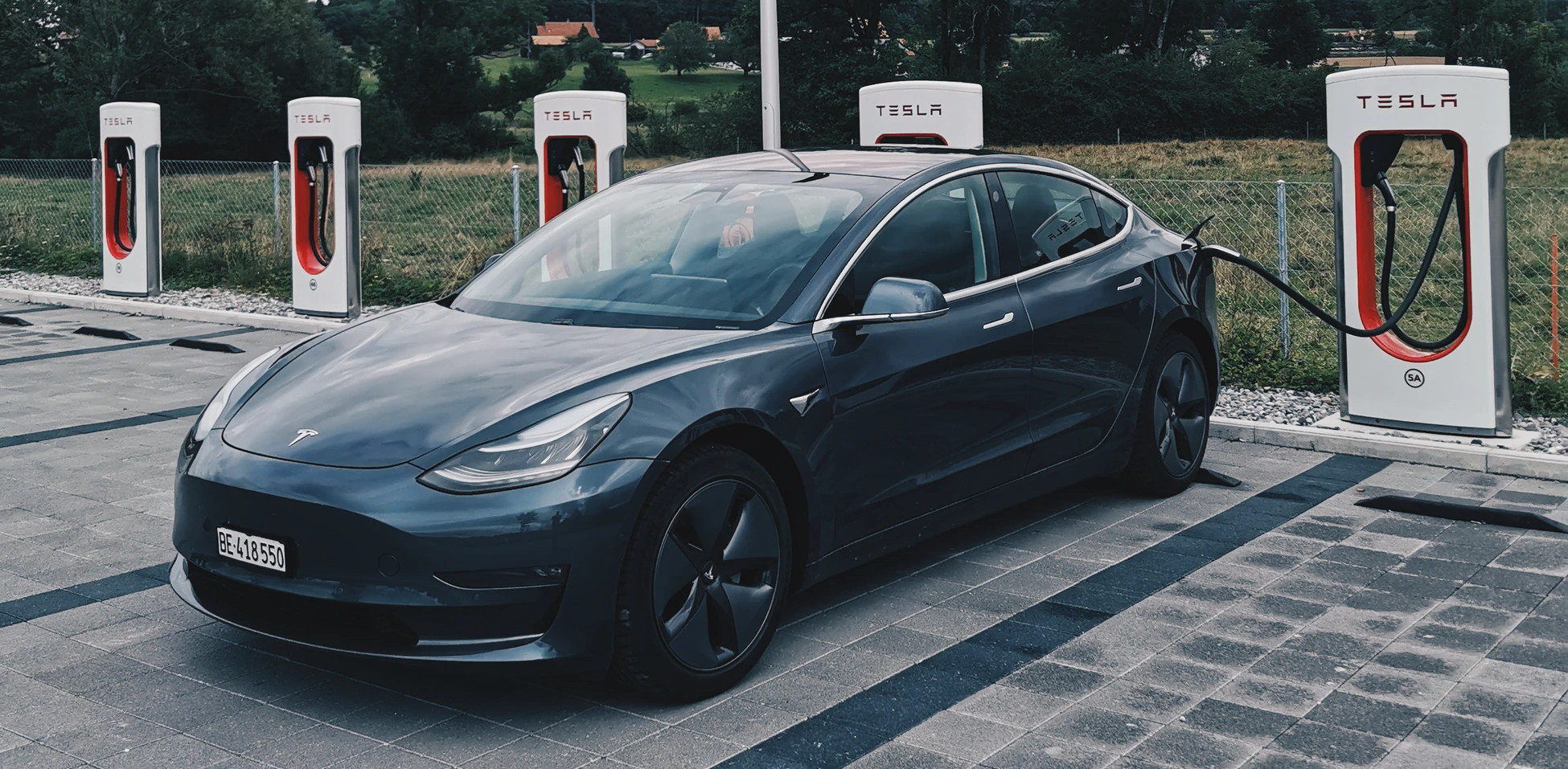 Tesla latauksessa Tesla latauksessa, kuvituskuva