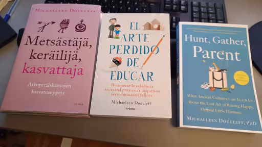 Kirja kolmella eri kielisell&auml; painoksella