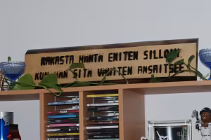 Hyllyn p&auml;&auml;ll&auml; valmiina