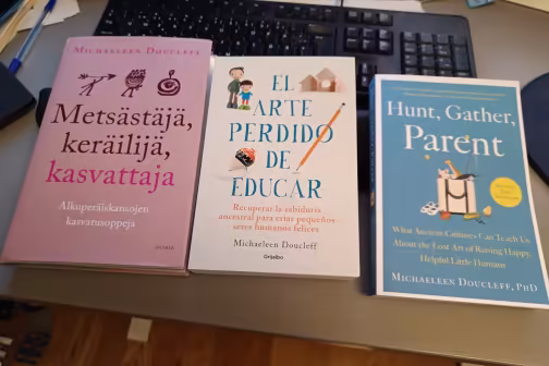 Kirja kolmella eri kielisell&auml; painoksella